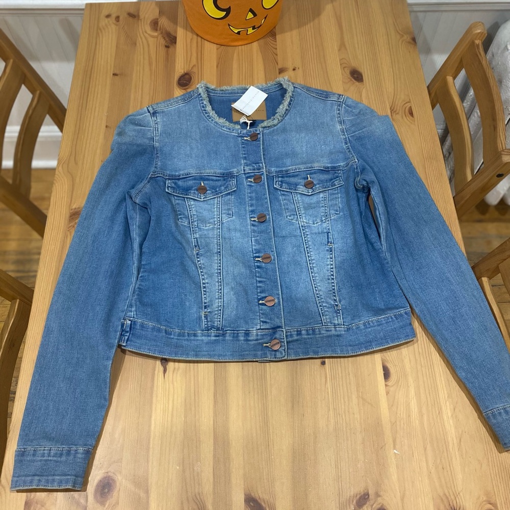 Jean jacket with shoulder details